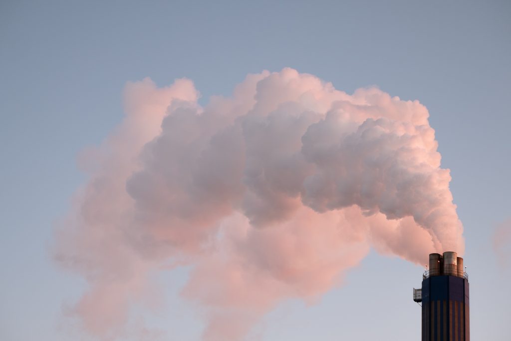 Pentingnya Pemantauan Emisi dalam Industri
Foto oleh Ludvig Hedenborg: https://www.pexels.com/id-id/foto/industri-kabut-asbut-kilang-7001364/