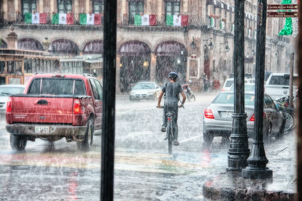 https://www.pexels.com/id-id/foto/orang-yang-mengendarai-sepeda-pada-saat-hujan-763398/